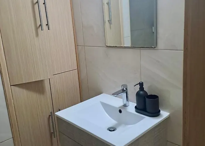 Apartment 3 Bedroom Flat Near Center *